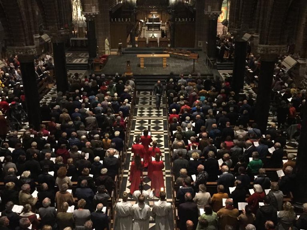 Volle kerk tijdens Missa in Mysterium