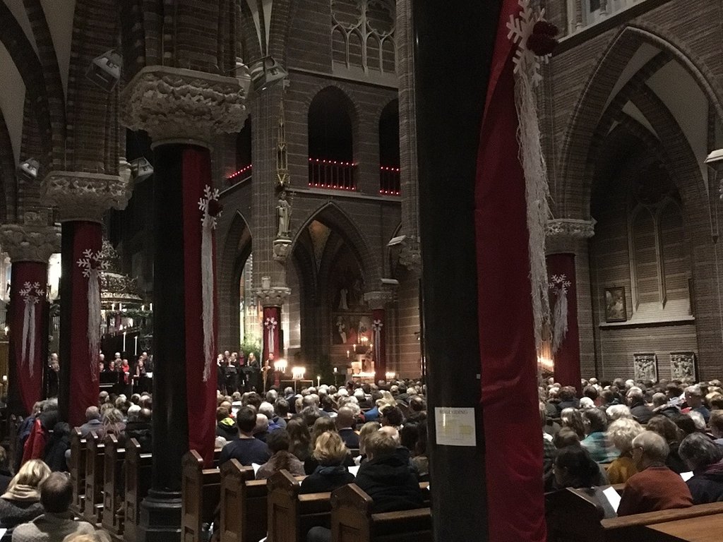 Volle kerk tijdens Kerstsamenzang