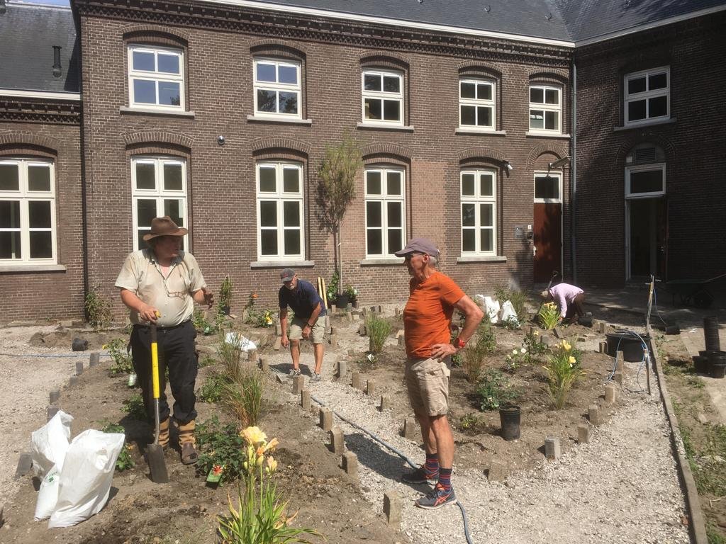 Start aanleg rozentuin