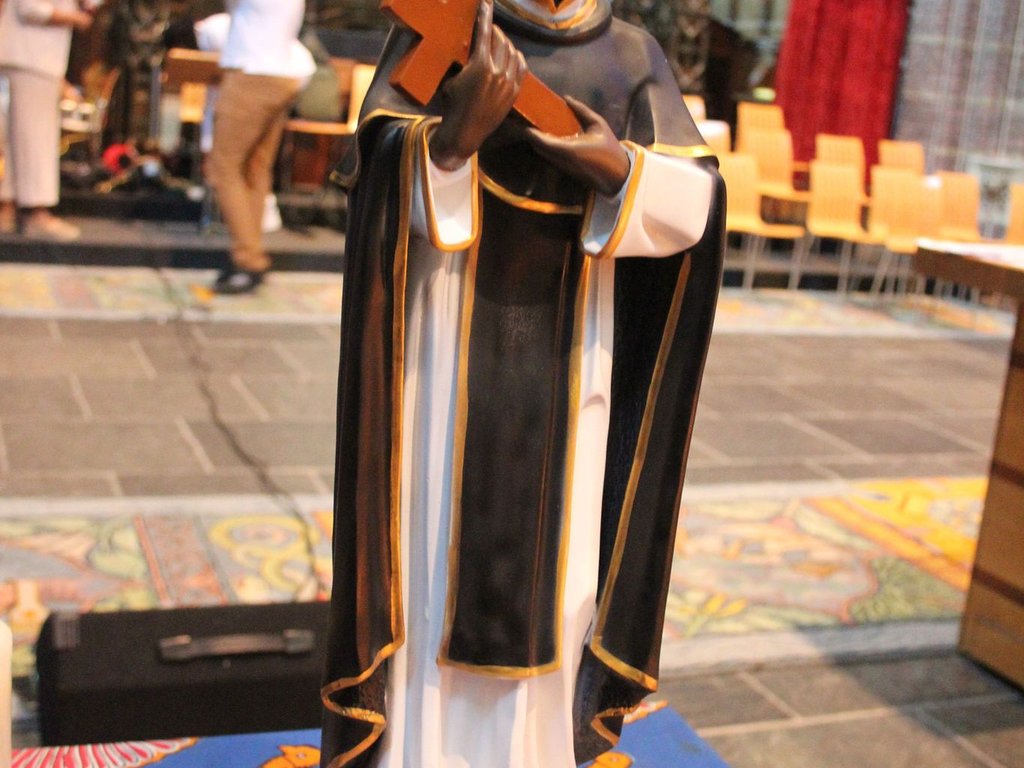 Zwart heiligenbeeld onthuld in Dominicanenkerk Zwolle