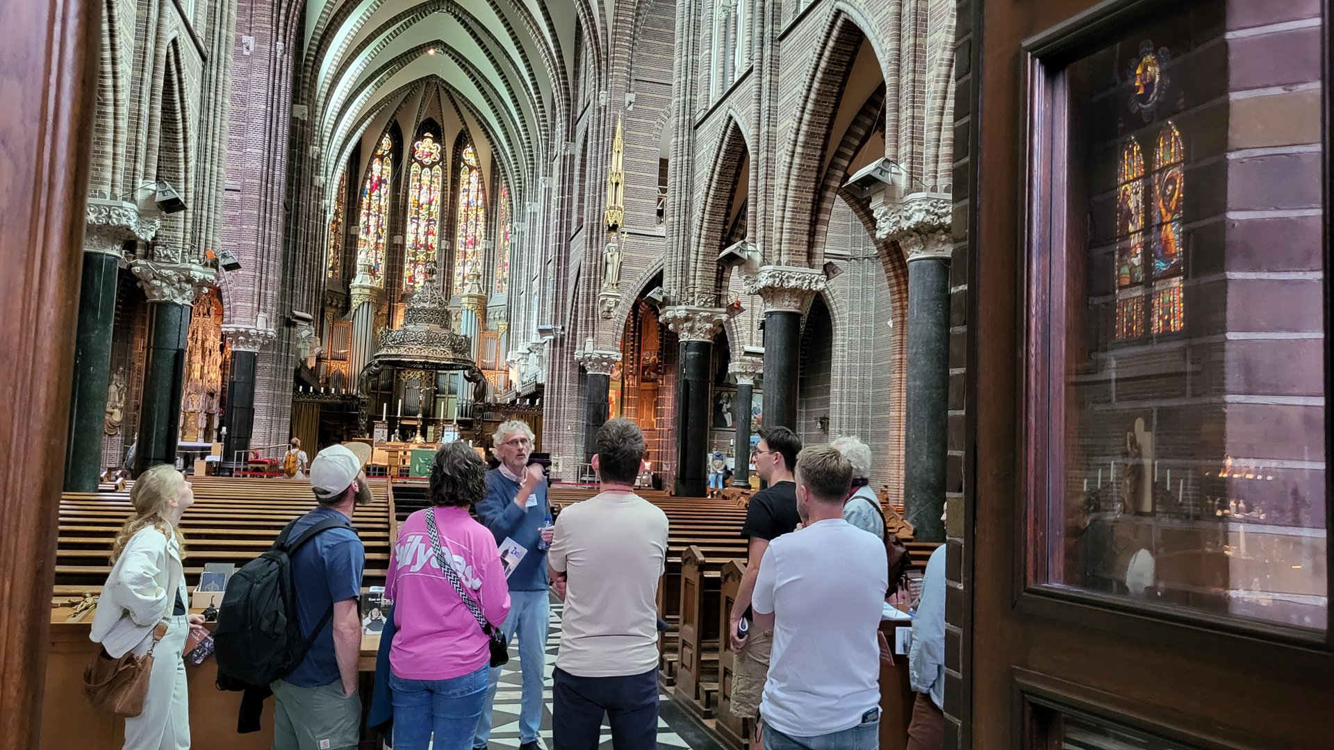 Indrukwekkende opening van expositie en drukbezochte programmaproeverij