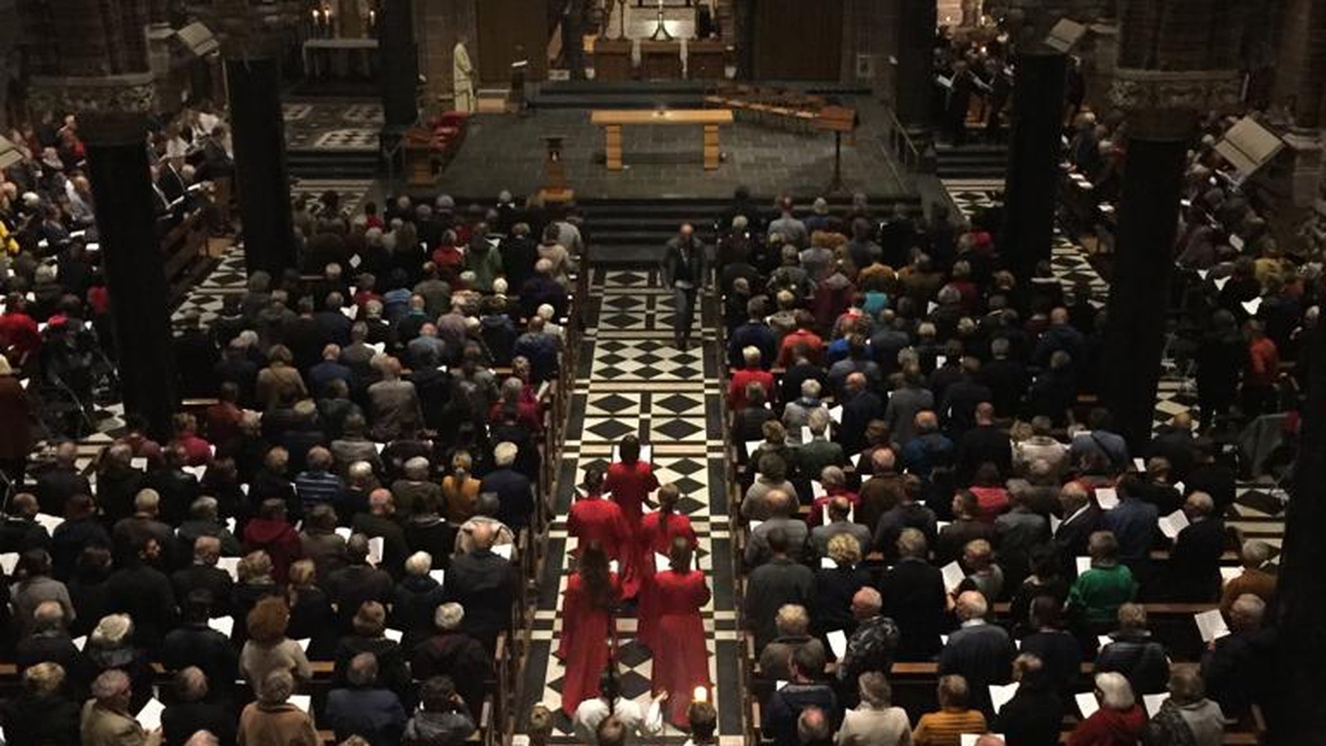Volle kerk tijdens Missa in Mysterium