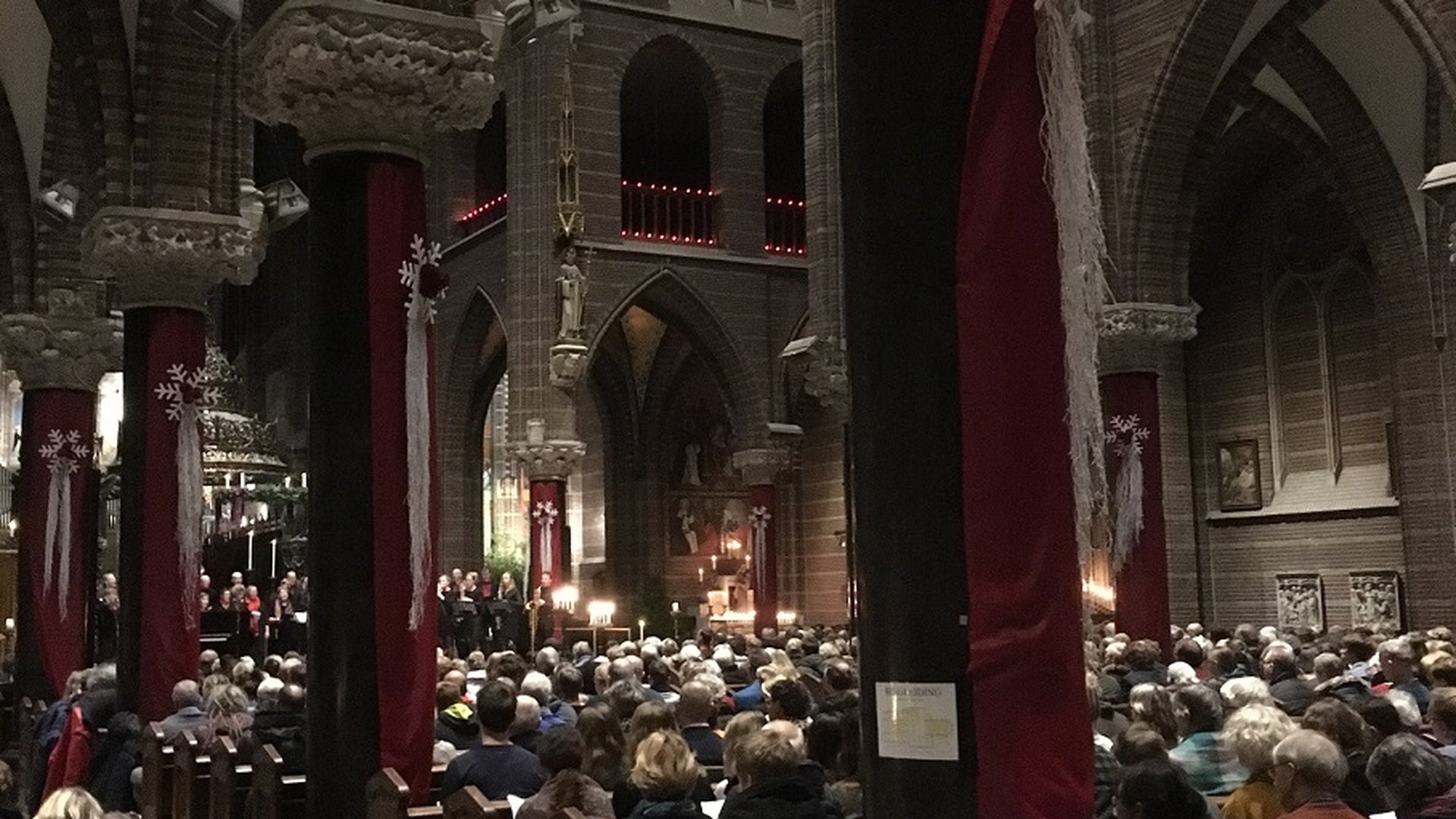 Volle kerk tijdens Kerstsamenzang