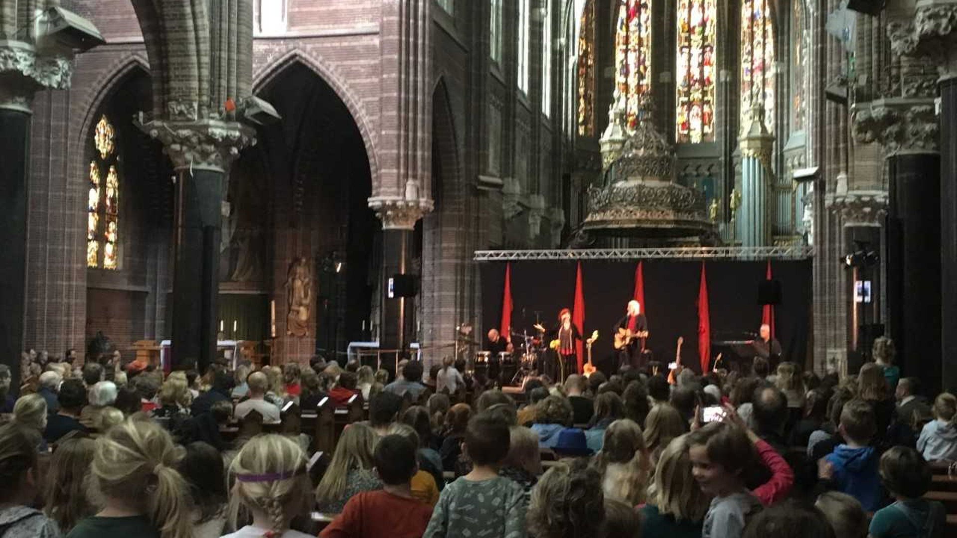Volle kerk bij concert Elly & Rikkert