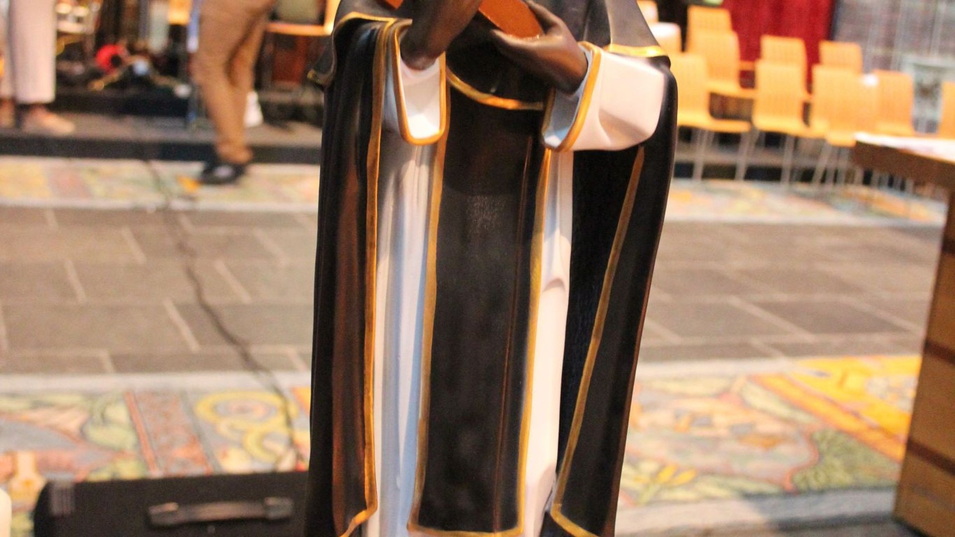 Zwart heiligenbeeld onthuld in Dominicanenkerk Zwolle
