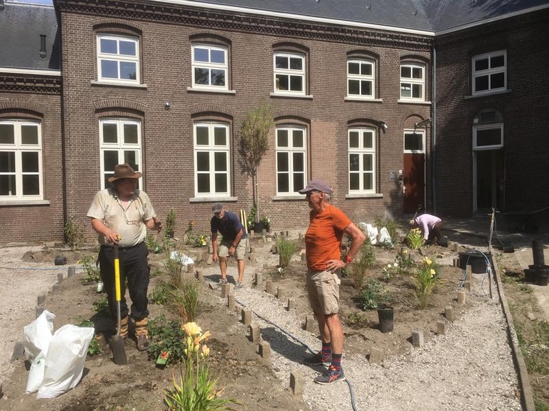 Start aanleg rozentuin